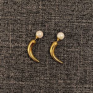 As hooked pearl earrings